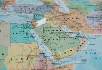 white flag marked near the saudi arabia